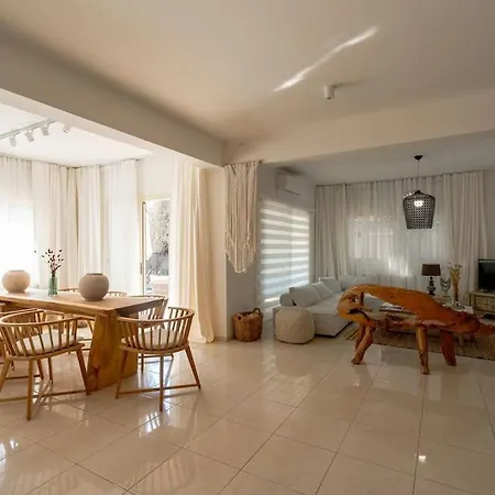 Stylish & Picturesque Oasis Anthorina 2 *