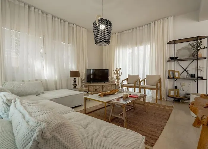 Stylish & Picturesque Oasis Anthorina 2