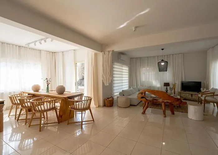 Stylish & Picturesque Oasis Anthorina 2 *