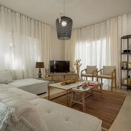 Stylish & Picturesque Oasis Anthorina 2